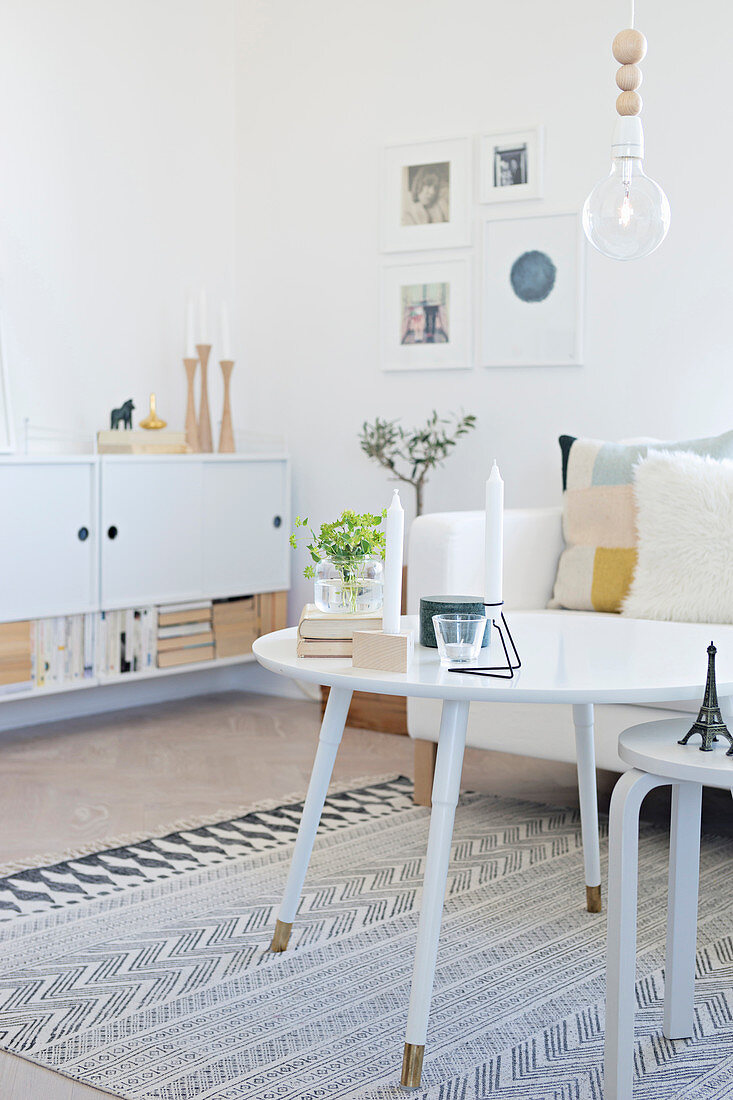 weiße Möbel im Wohnzimmer im Skandinavischen Stil