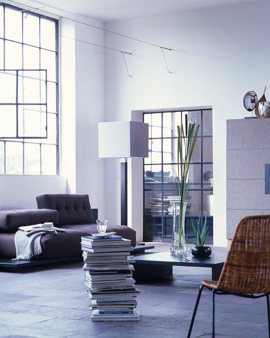 Modernes Wohnzimmer mit kubischen Möbeln im Industrieloft
