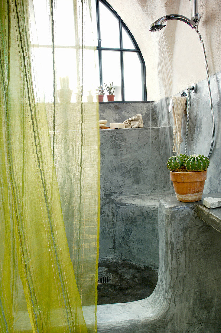 Grüner Vorhang an gemauerter Dusche mit organischen Formen