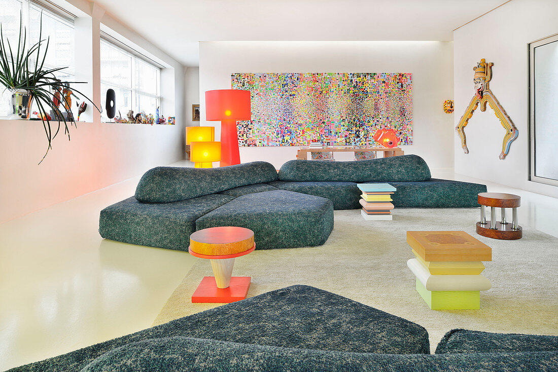 Künstlerisches Wohnzimmer mit organisch geformtem Sofa