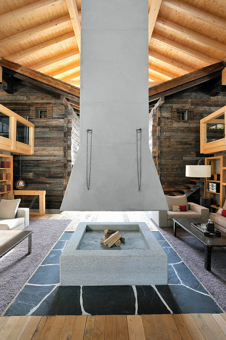 Kamin mit hängendem Abzug in einem alpinen Architektenhaus