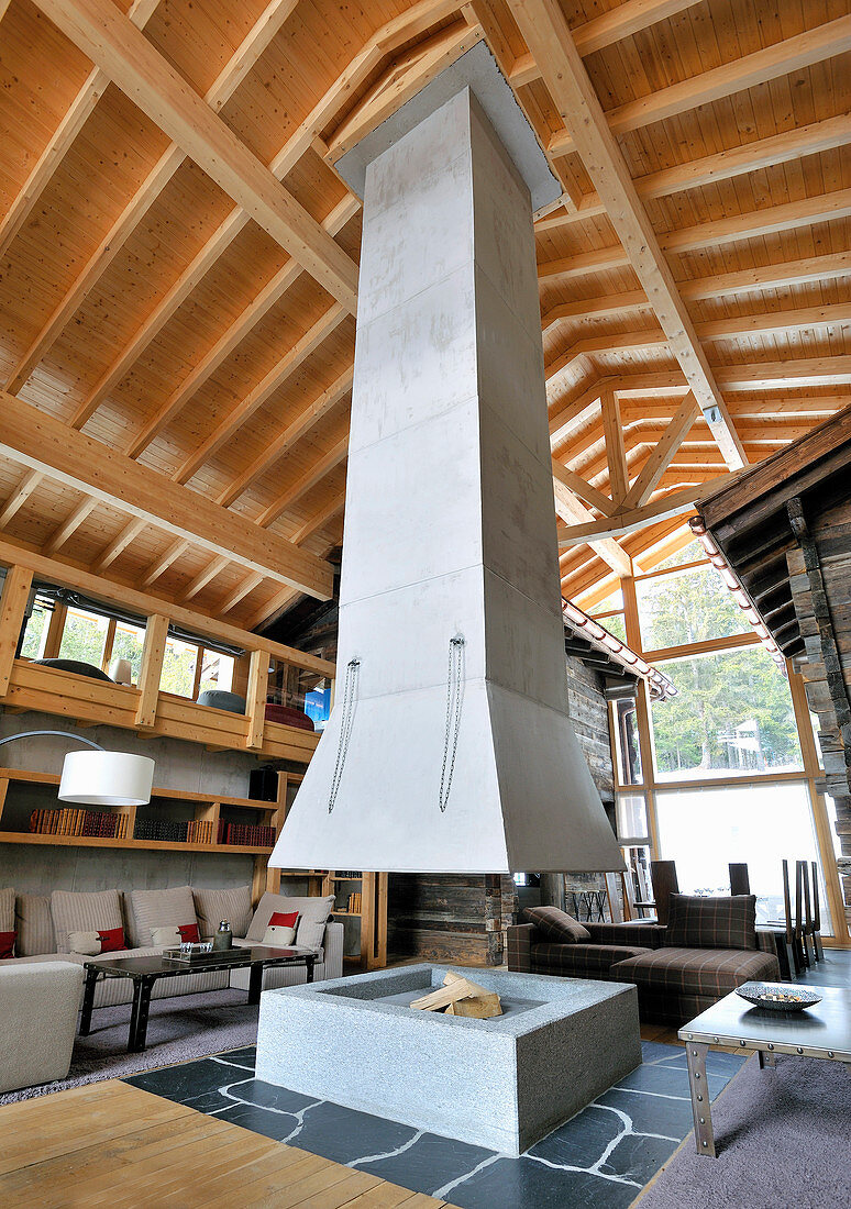 Kamin mit hängendem Abzug in einem alpinen Architektenhaus