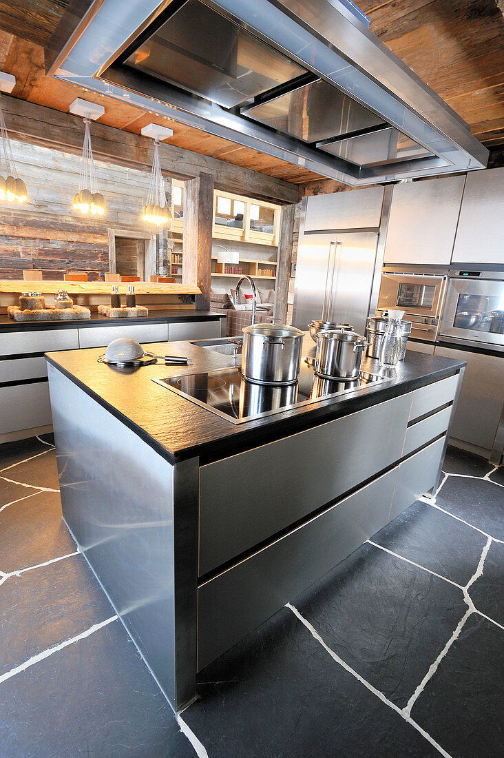Moderne Edelstahlküche mit Schieferboden im Holzhaus