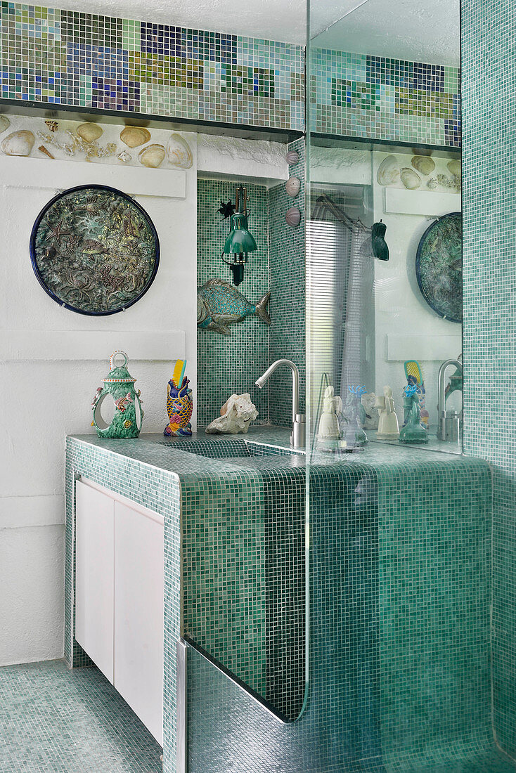 Waschtisch mit grünen Mosaikfliesen im Badezimmer