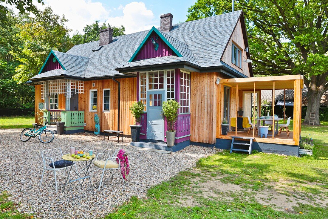 Modernisiertes Cottage mit unterschiedlich gestalteten Eingängen, Kiesfläche und Rasen