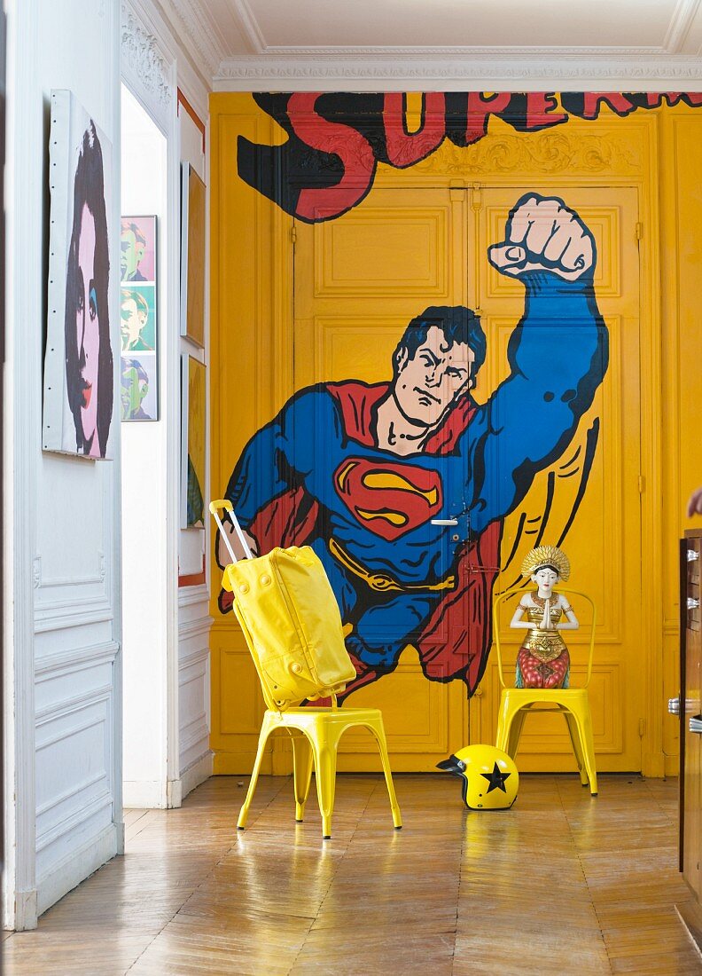 Bild von Superman auf Kassettentür in Altbau gemalt