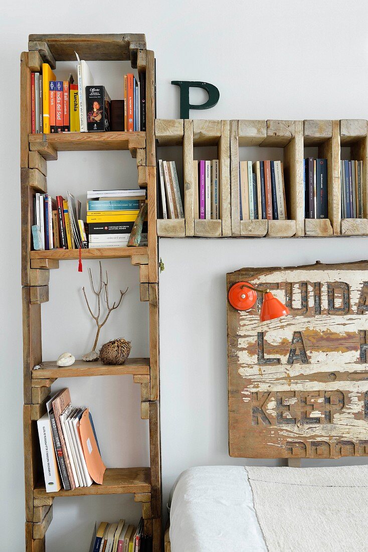 Bücherregal aus recyceltem Holz umrahmt das Bett