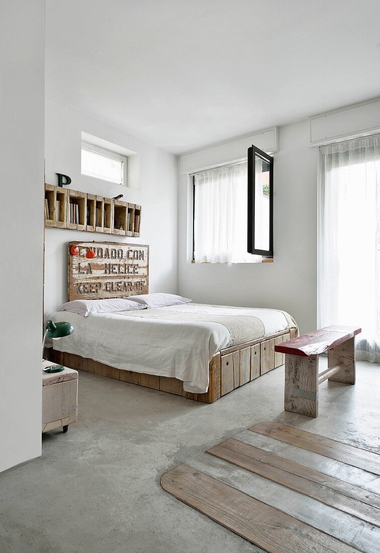 Schlafzimmer mit selbstgebauten Möbeln aus altem Holz