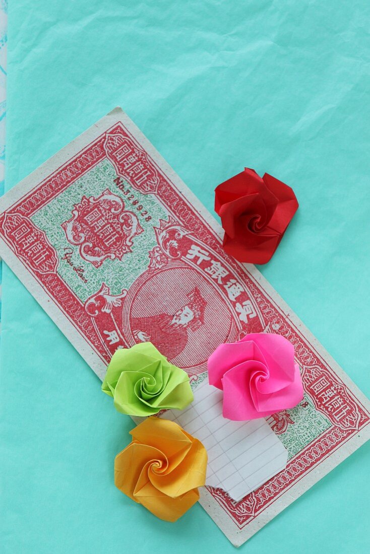 Röschen aus Papier auf einem asiatischen Geldschein