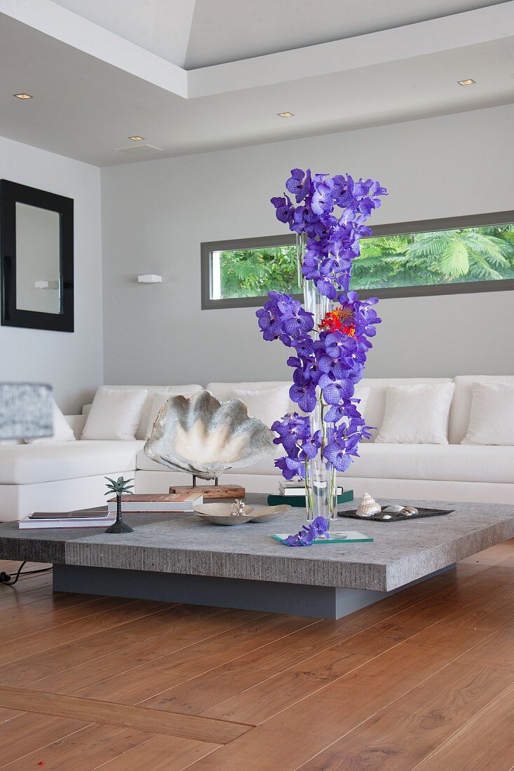 Vertical flower arrangement in living room with horizontal window