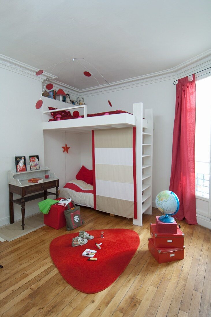 Etagenbett im Kinderzimmer mit roten Farbakzenten