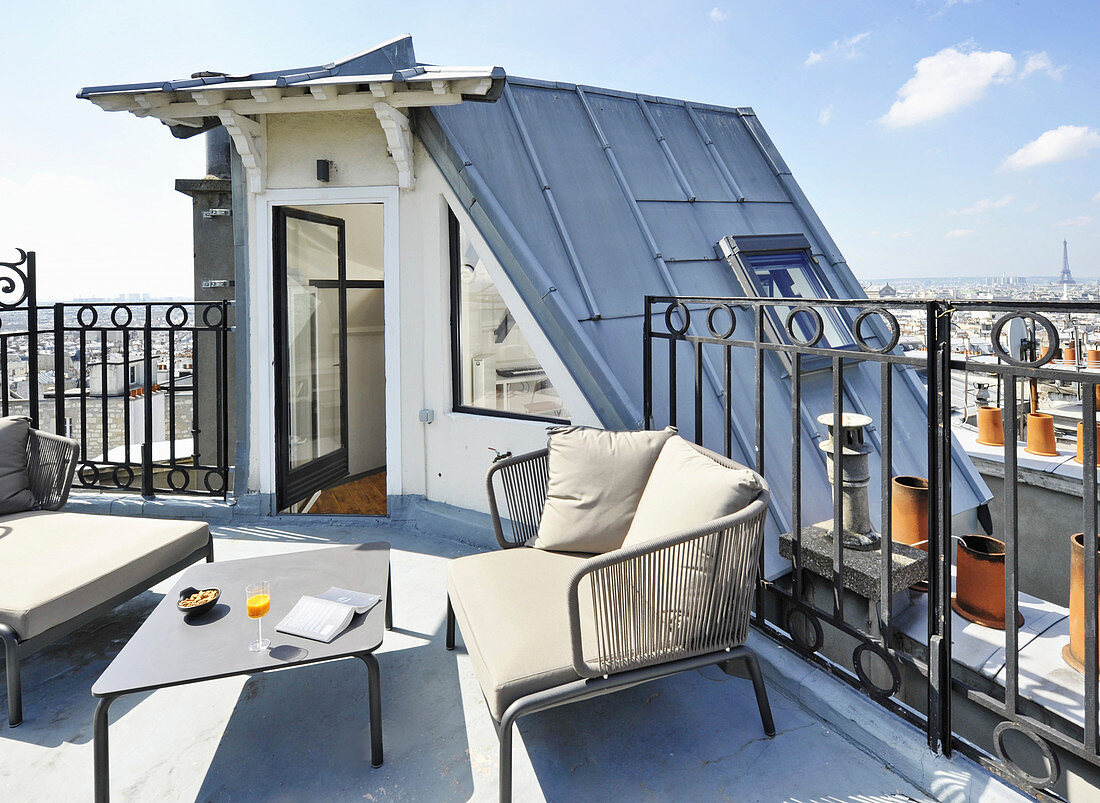 Sitzplatz auf der Dachterrasse mit Blick auf den Eiffelturm