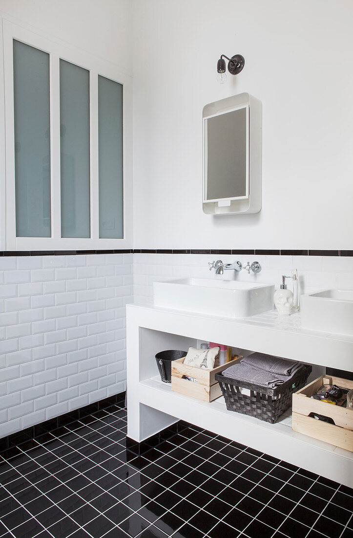 Schwarz-weisses Badezimmer mit Doppelwaschtisch
