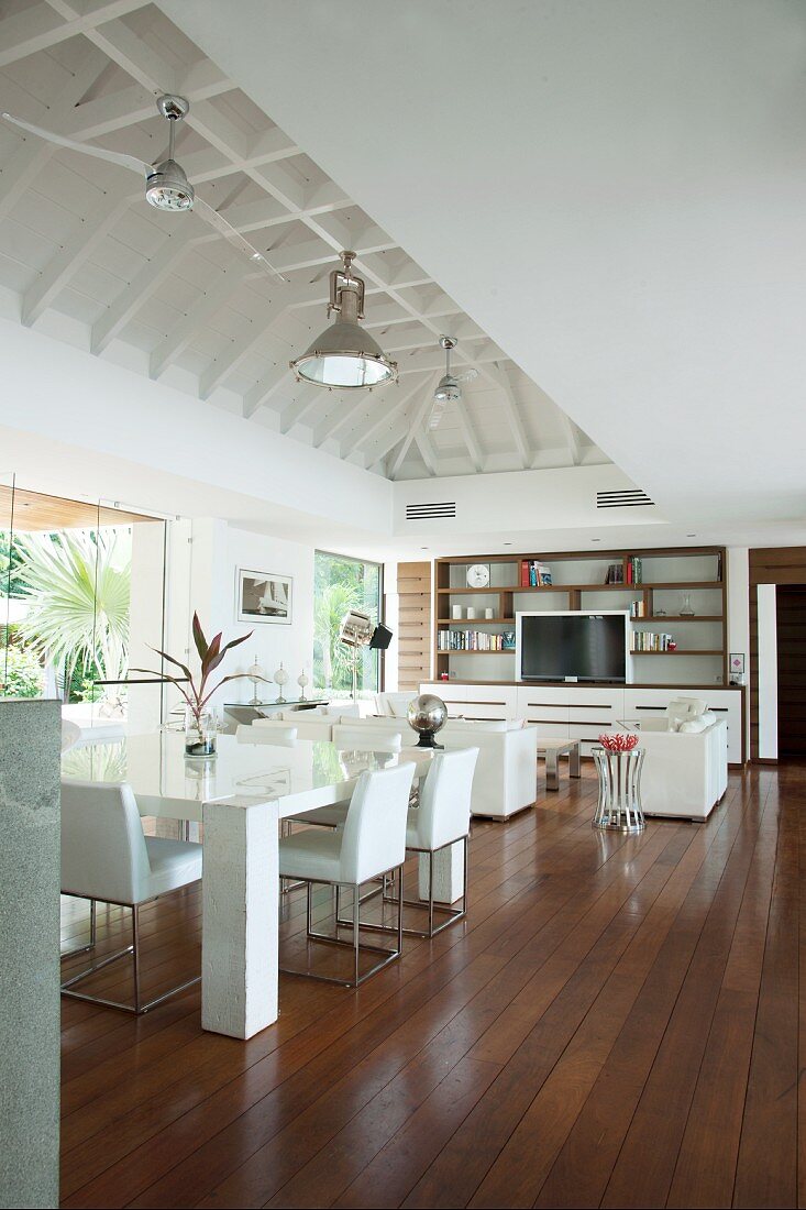 Offener Wohnbereich im Strandhaus mit weißen Designermöbeln
