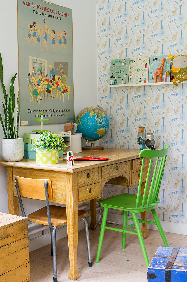 Grüner Stuhl am Schreibtisch im Vintage-Kinderzimmer