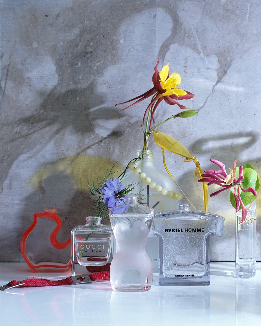 Alte Parfumflaschen als Blumenvasen
