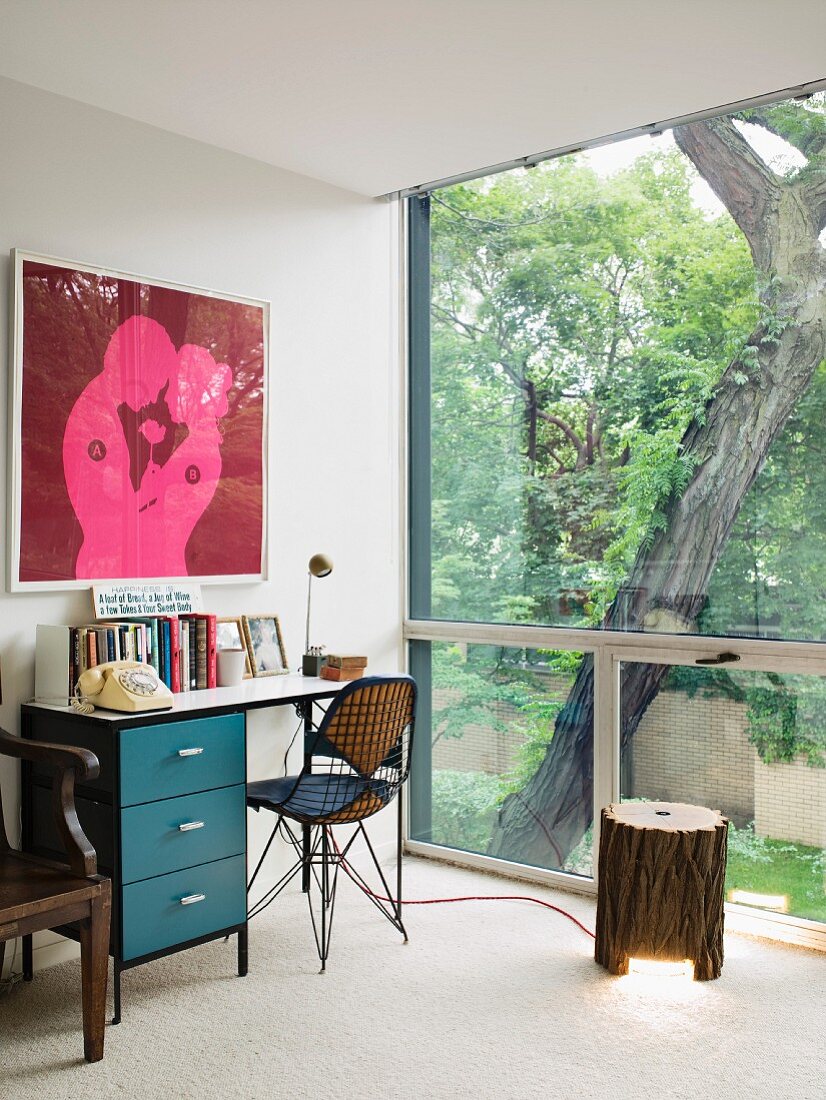 Home Office mit Retroflair und romantischem Paarmotiv vor Fenster