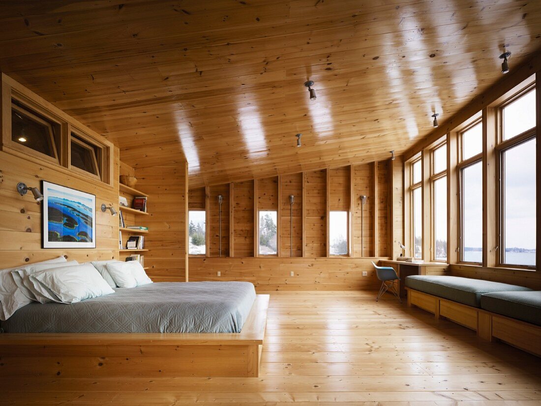 Geräumiges Schlafzimmer mit Doppelbett im Holzhaus