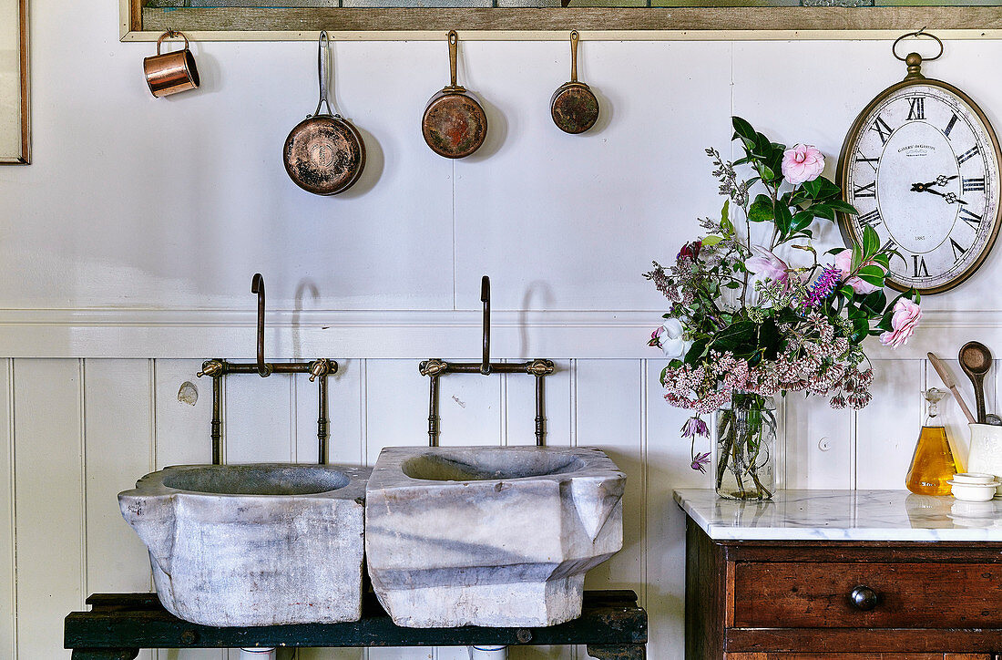 Spülbecken aus Stein mit Vintage Armatur in der Küche