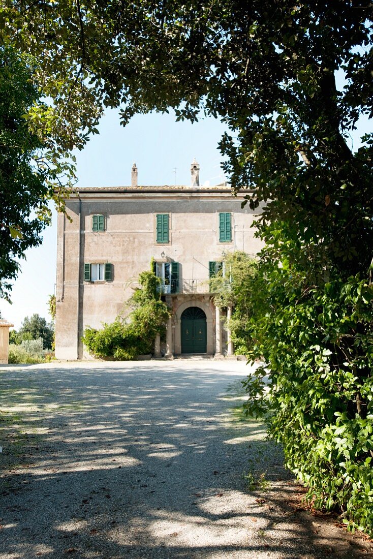 Traditionelle, italienische Landhausvilla in sommerlichem Ambiente