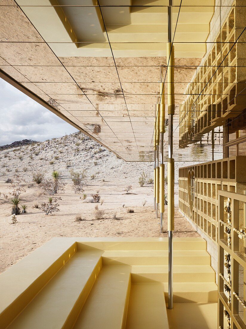 Verspiegelte Dachuntersicht und abgetreppter Eingangsbereich in Wüstenlandschaft