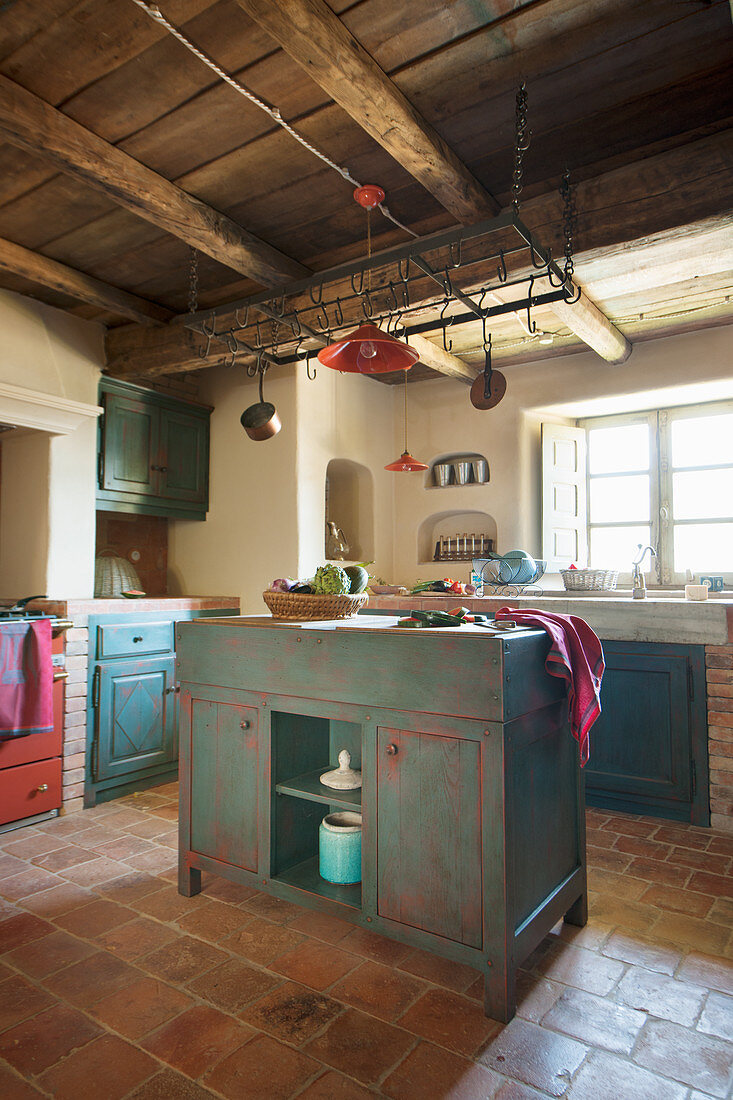 Kücheninsel in mediterraner Küche mit rot-blau gewischten Fronten