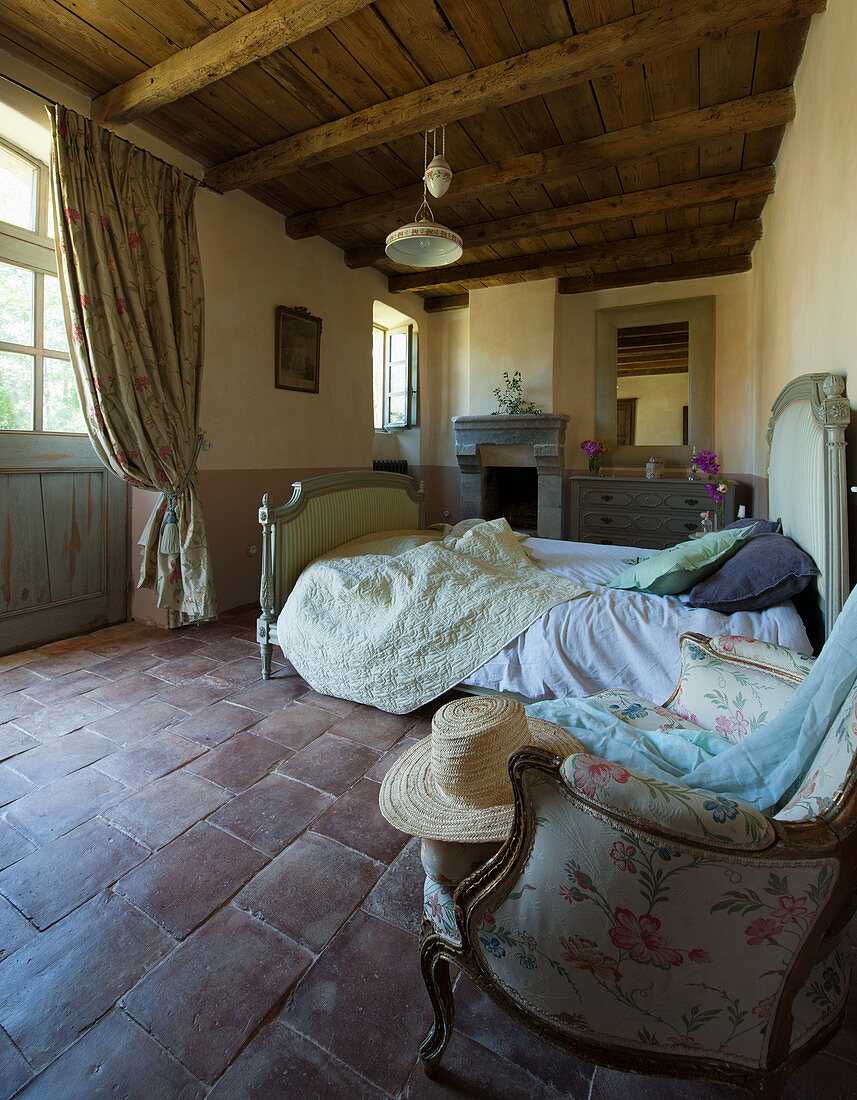 Schlafzimmer im französischen Stil mit Terracottafliesenboden