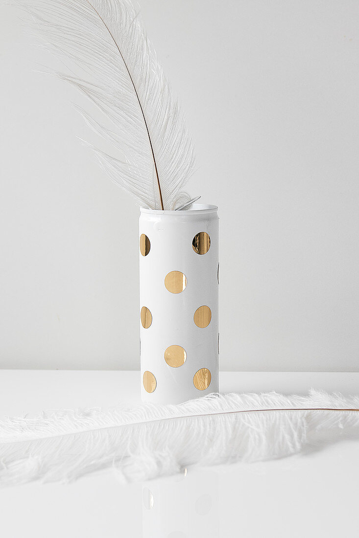 DIY-Vase aus Metalldose mit goldenen Punkten beklebt