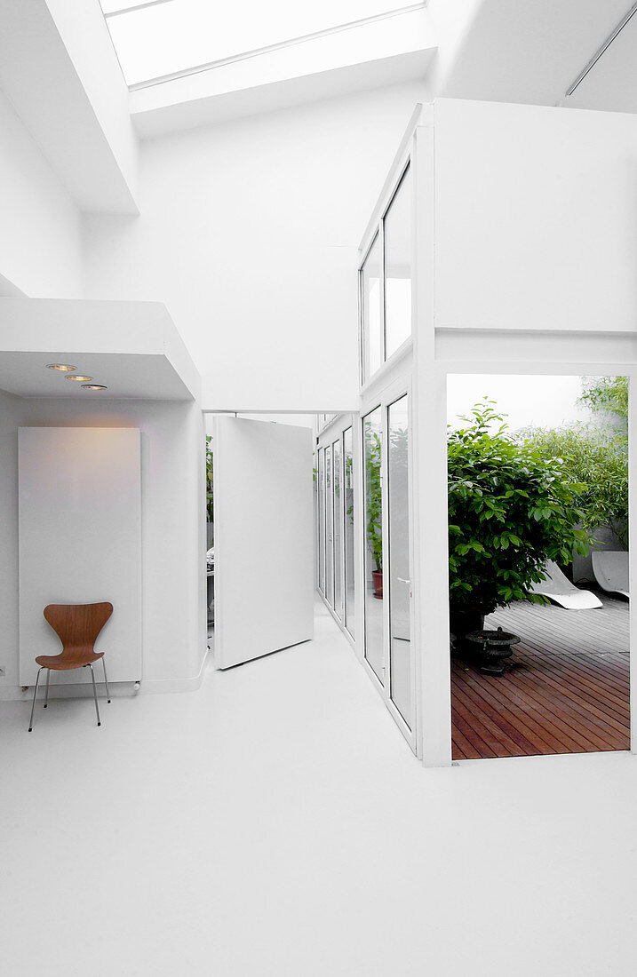 Modernes Architektenhaus in Weiß mit innenliegendem Wintergarten