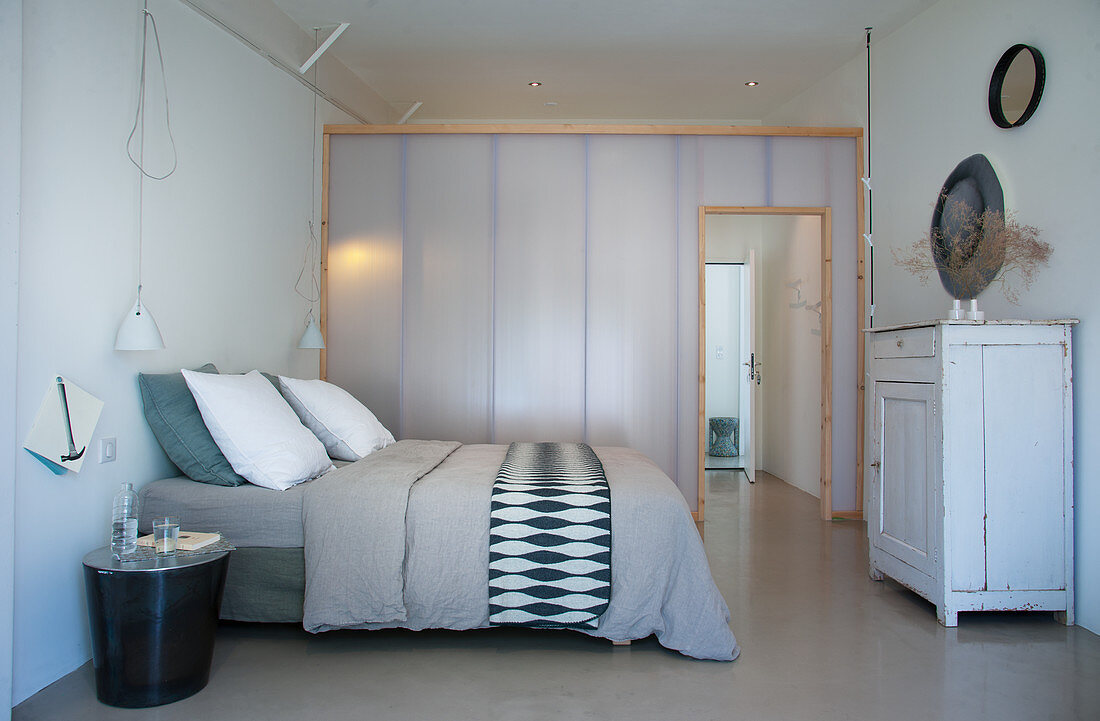 Halbtransparente Leichtbauwand im Schlafzimmer in Grau und Weiß