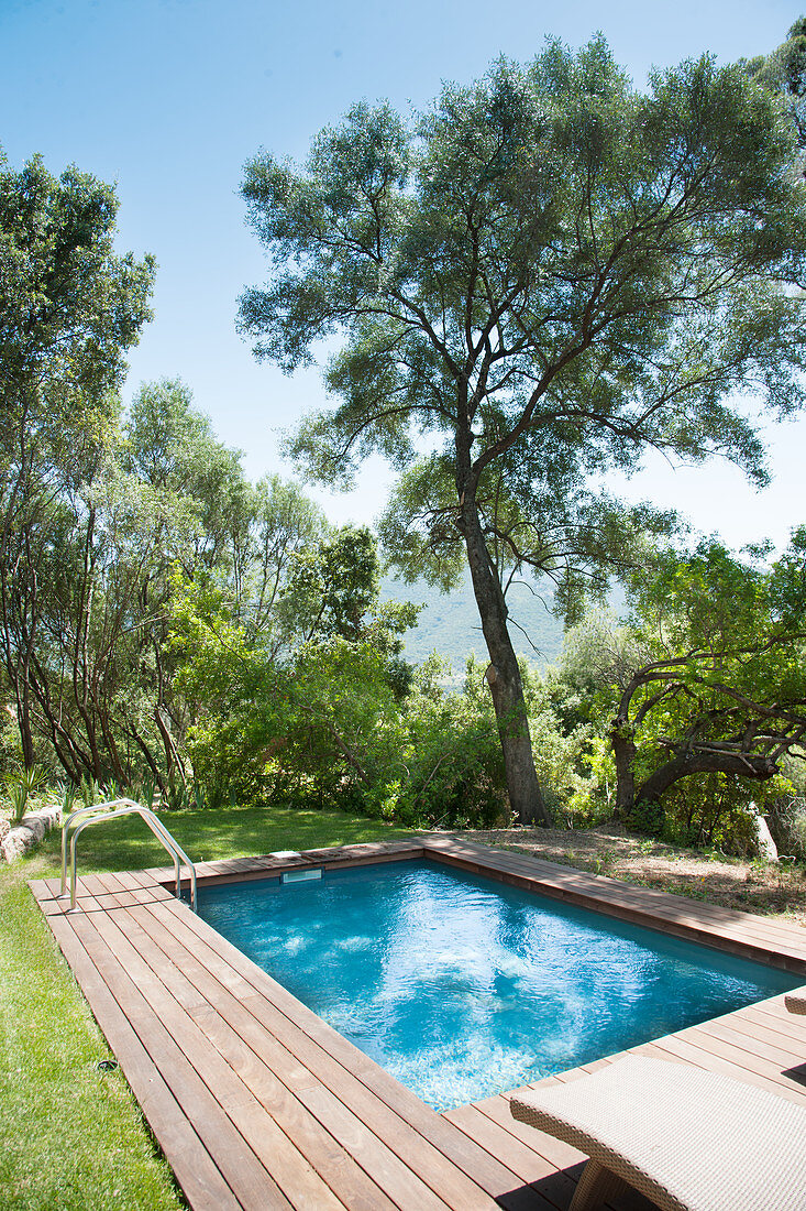 Pool mit Holzeinfassung in mediterranem Garten