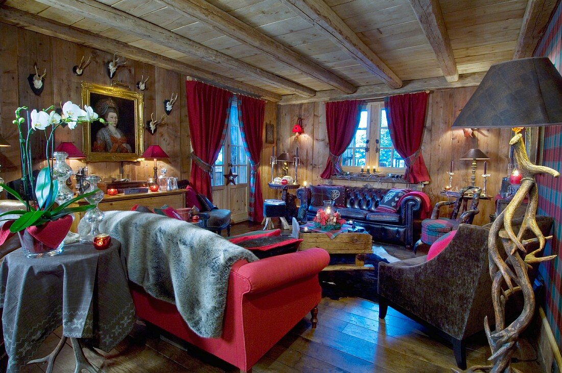 Gemütliches Wohnzimmer mit roten Farbakzenten im Chalet