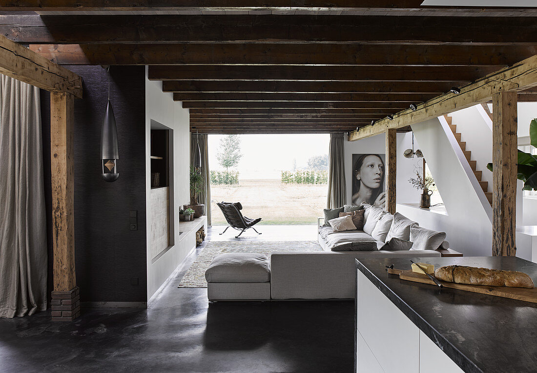 Blick von der Küche auf Lounge mit Sofagarnitur und Terrasse