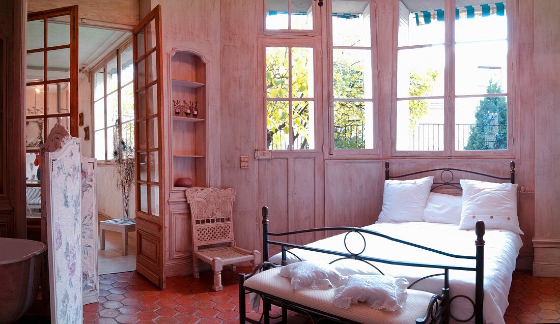 Schlafzimmer im französischen Stil mit Metallbett und Sprossenfenstern