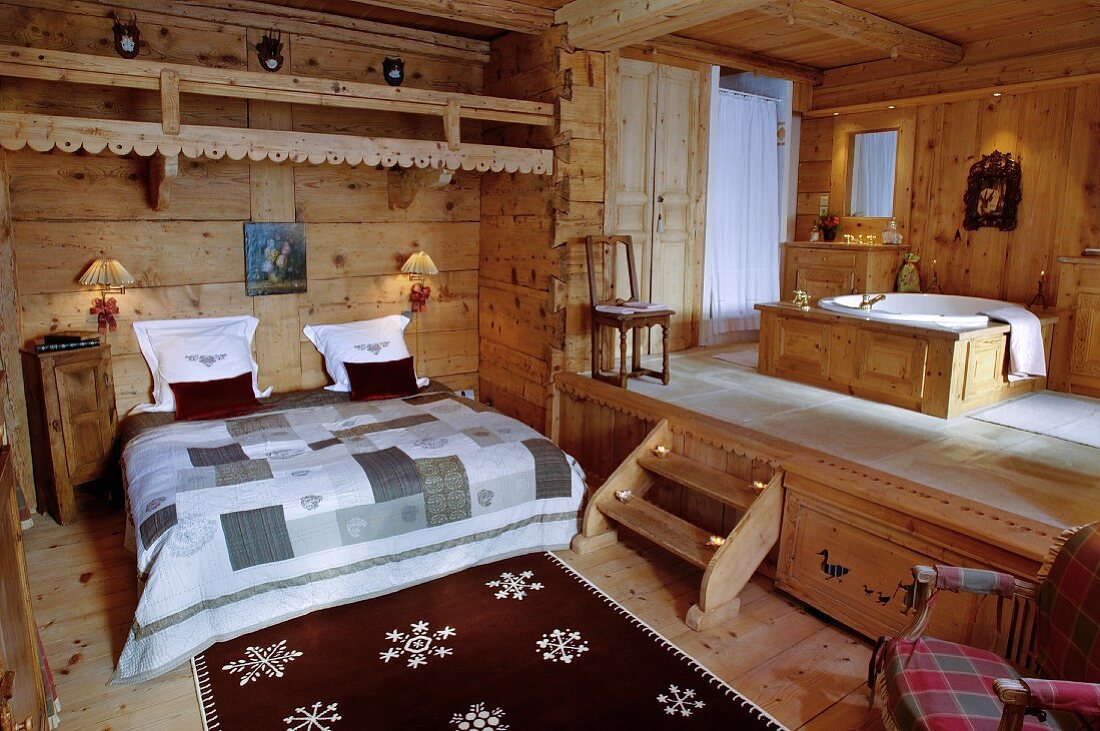 Uriges Schlafzimmer mit Bad Ensuite auf einem Podest in einem Chalet