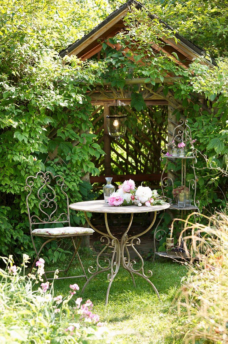 Romantische Gartenlaube und nostalgische Gartenmöbel