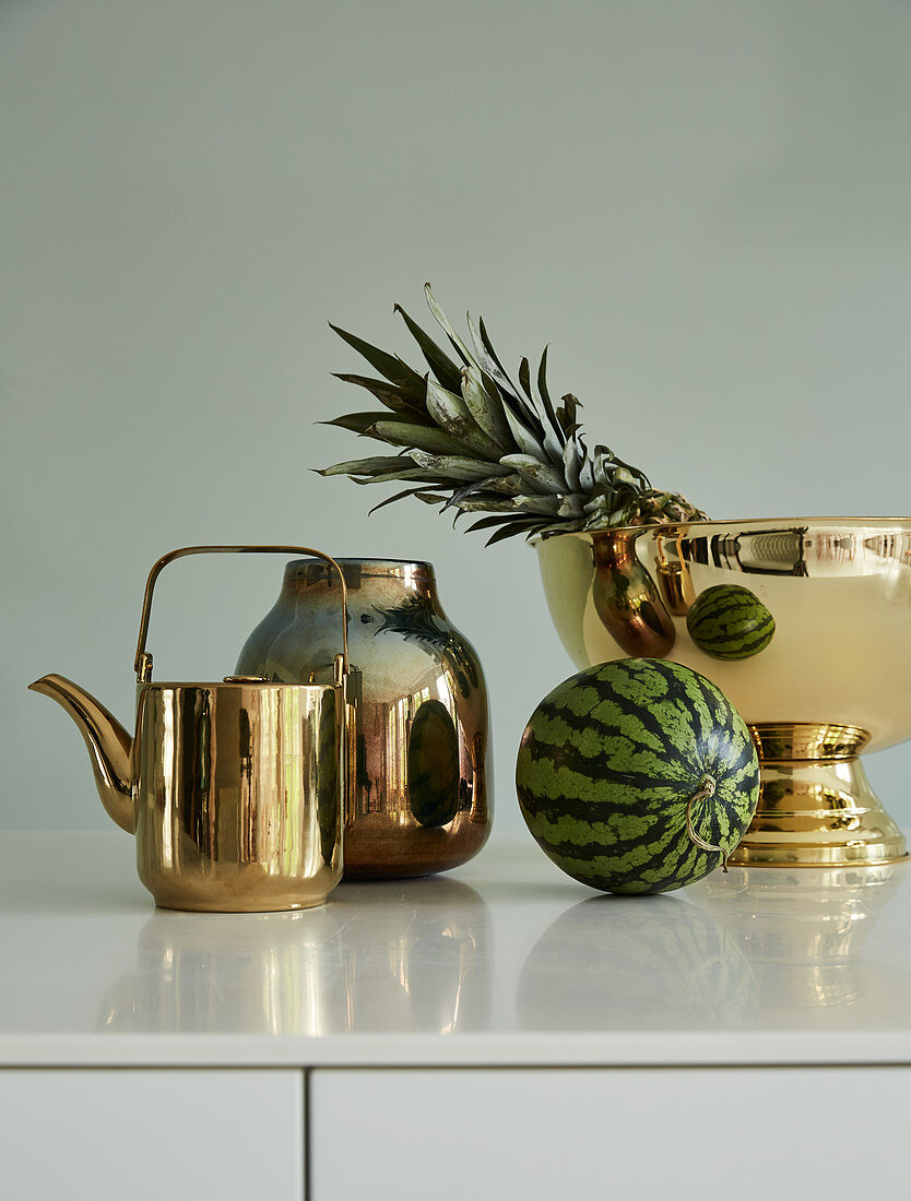 Wasserkocher, Vase und Schale in Gold mit Ananas und Wassermelone