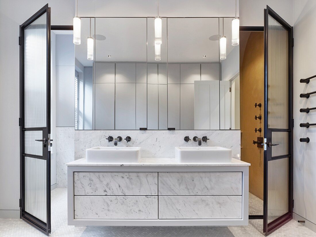 Elegantes Badezimmer mit Marmor-Waschtisch und Wandspiegel