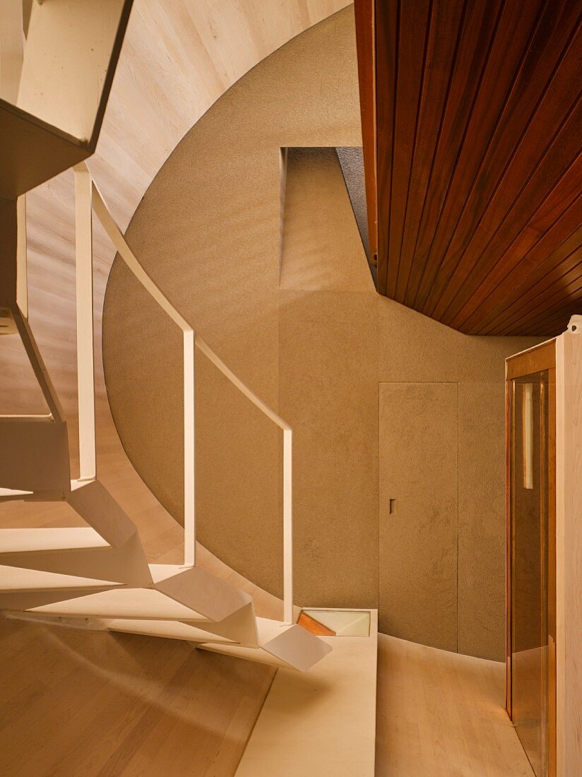 Holzverkleideter Treppenraum mit Designer-Treppe im Architektenhaus