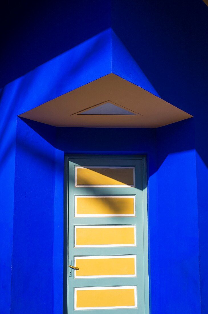 Ultramarinblaue Hausecke mit Eingangstür unter Deckenvorsprung