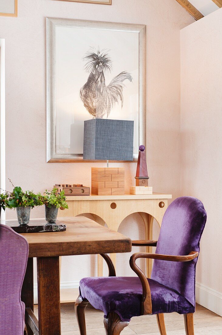 Bild von einem Hahn im Esszimmer mit violett bezogenen Stühlen