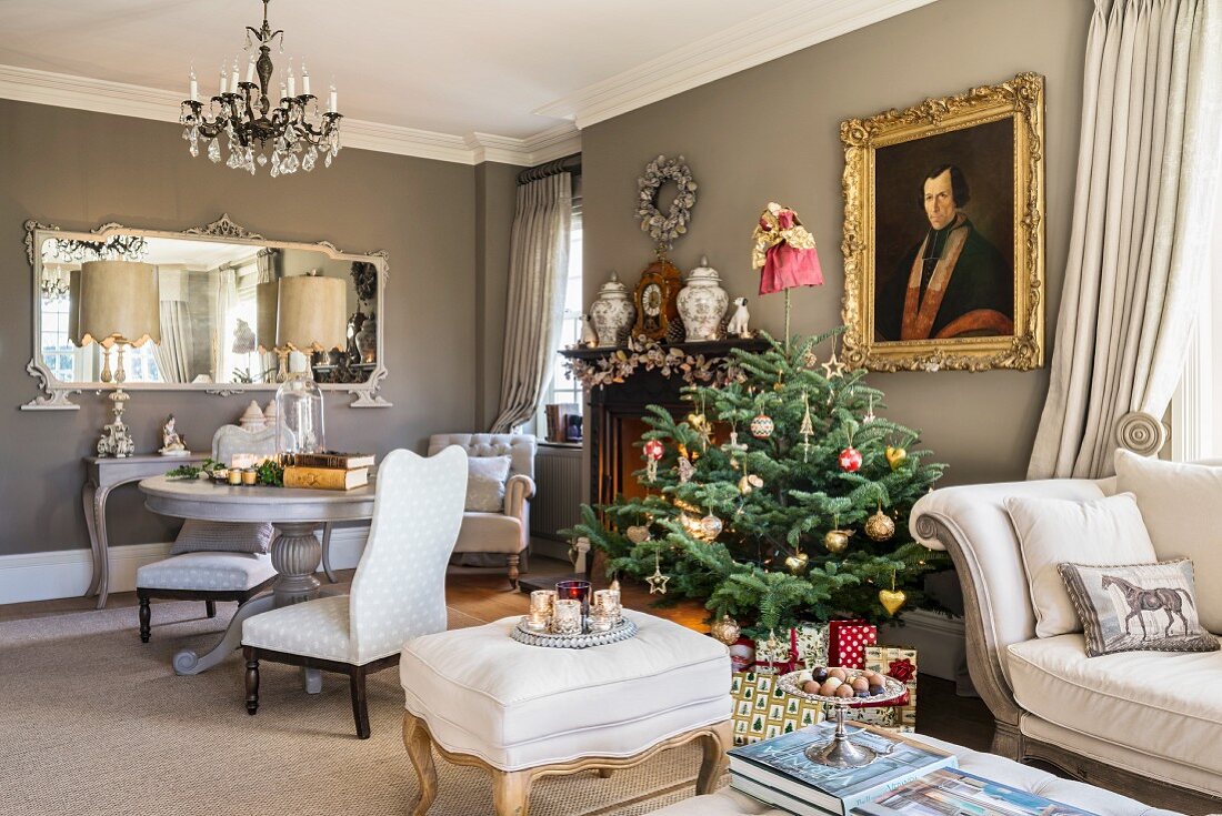 Klassisches Wohnzimmer mit Weihnachtsbaum und Antiquitäten