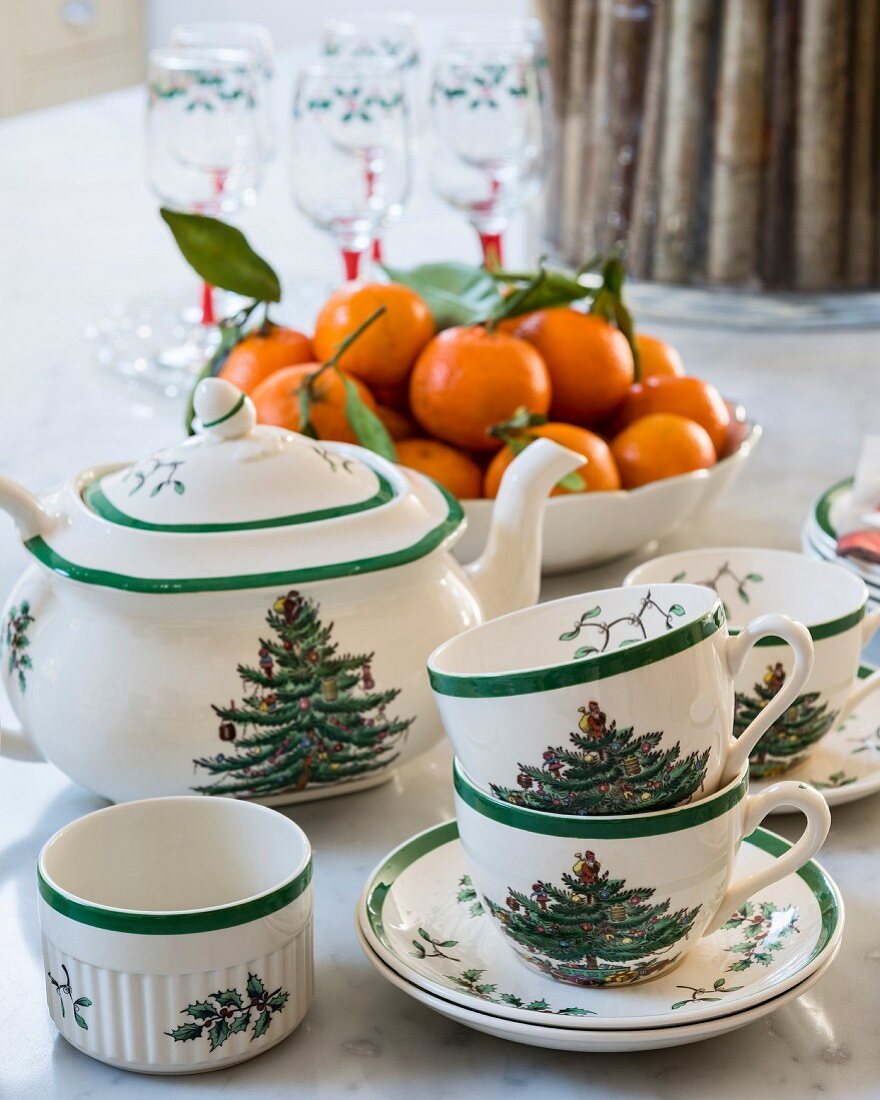 Tea service with Christmas-tree pattern and bowl of tangerines