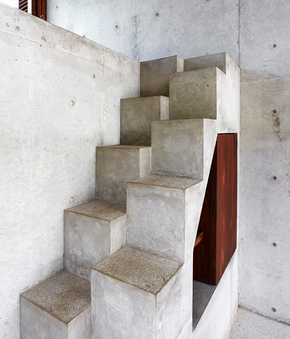 Treppe aus Beton mit versetzten Stufen