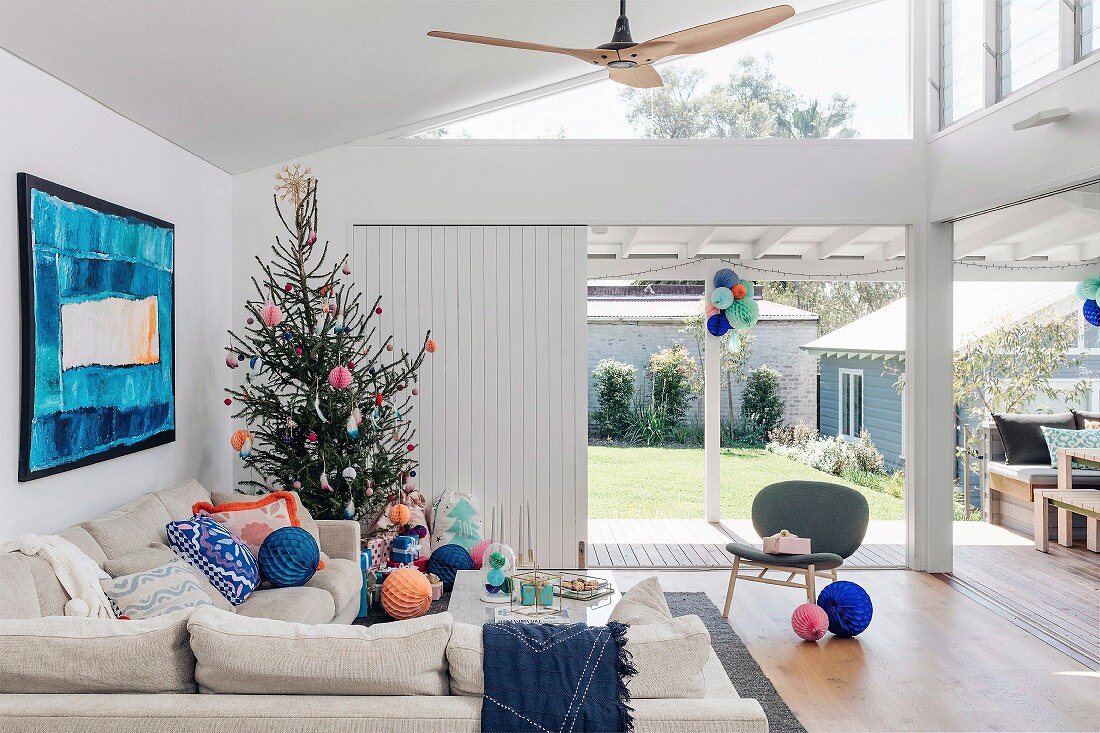Weihnahtlich dekorierter Wohnraum mit Schiebewand zum Garten