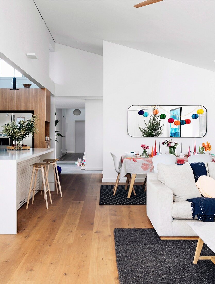 Offener moderner Wohnraum durch Teppiche unterteilt