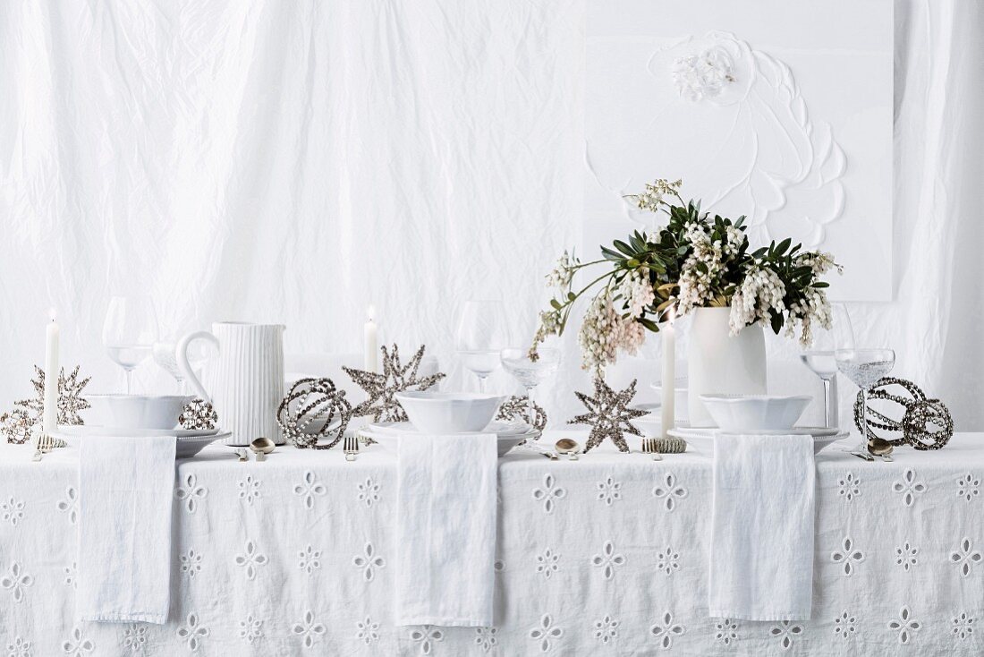 Gedeckter Tisch ganz in Weiß