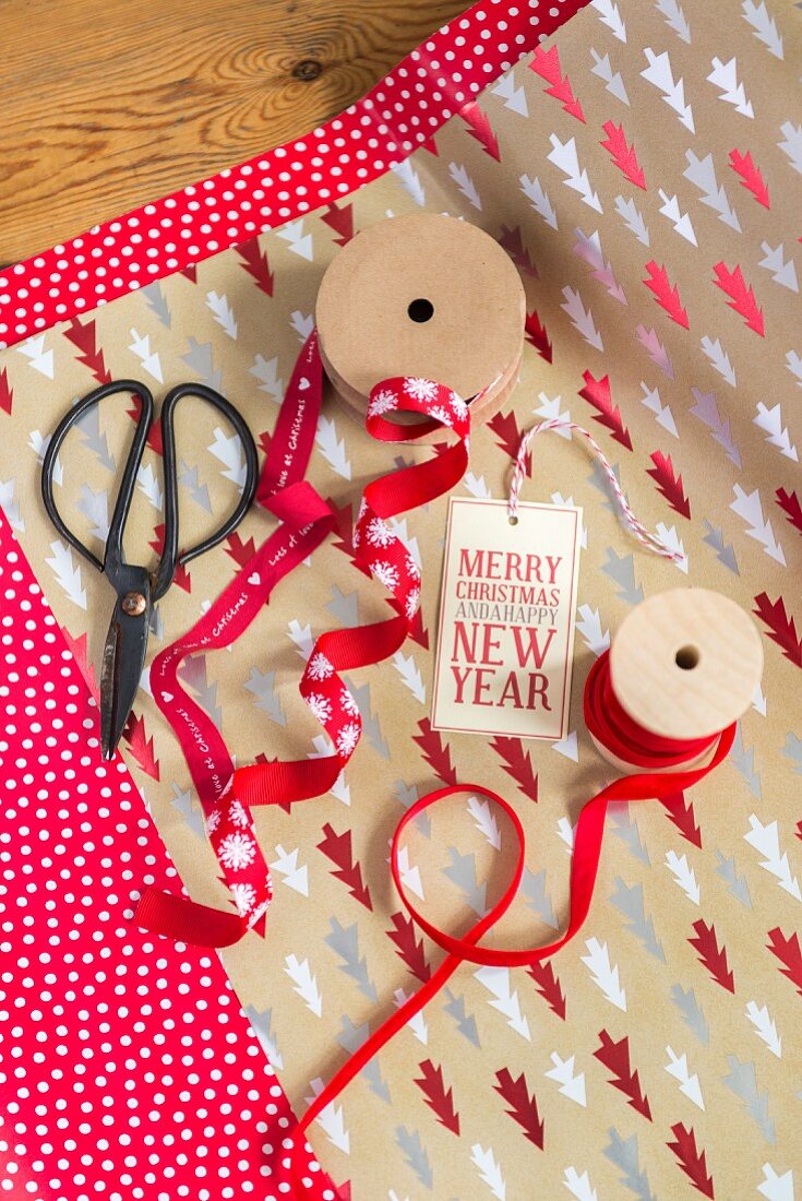 Verpackungsmaterialien in Rottönen für Weihnachtsgeschenke