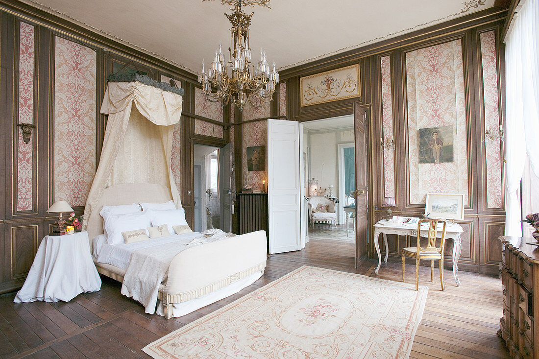 Himmelbett im historischen Schlafzimmer mit Kassettenwänden