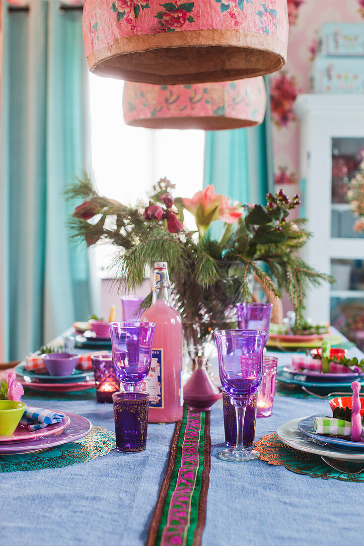 Bunt gedeckter Tisch mit orientalischer Weihnachtsdeko